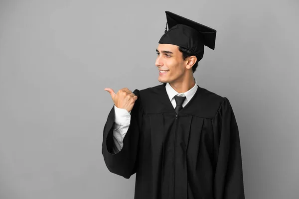 Νεαρός Αργεντινός Απόφοιτος Πανεπιστημίου Απομονωμένος Γκρι Φόντο Που Δείχνει Προς — Φωτογραφία Αρχείου