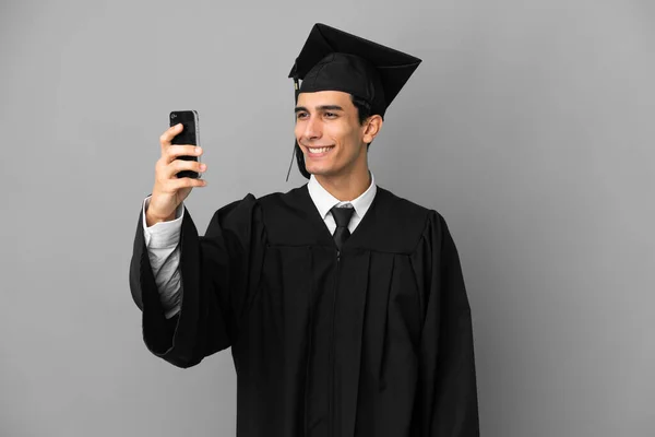 Arjantinli Genç Üniversite Mezunu Gri Arka Planda Izole Edilmiş Selfie — Stok fotoğraf