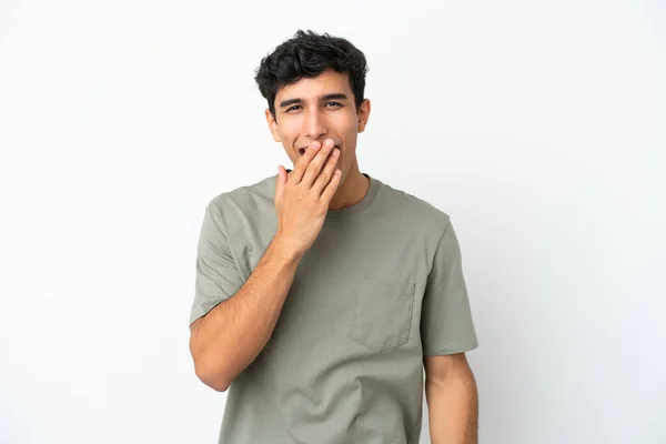 Молодой Аргентинский Мужчина Изолирован Белом Фоне Счастливый Улыбающийся Закрывающий Рот — стоковое фото