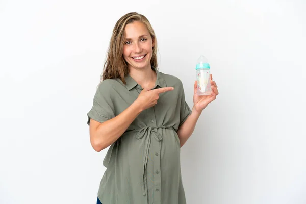白地に隔離された若い白人女性妊娠中の哺乳瓶を持ち — ストック写真