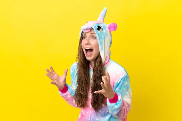 Mädchen Mit Einhorn Pyjama Über Isoliertem Hintergrund Mit Überraschendem Gesichtsausdruck — Stockfoto