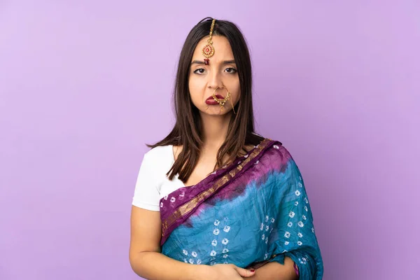 悲しい表情で紫の背景に隔離された若いインド人女性 — ストック写真