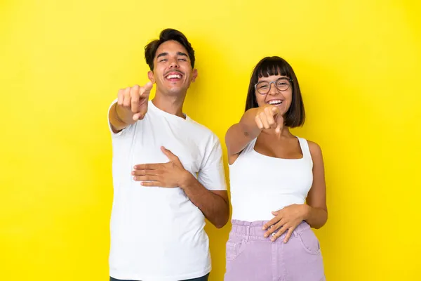 Jovem Casal Misto Isolado Fundo Amarelo Apontando Com Dedo Para — Fotografia de Stock