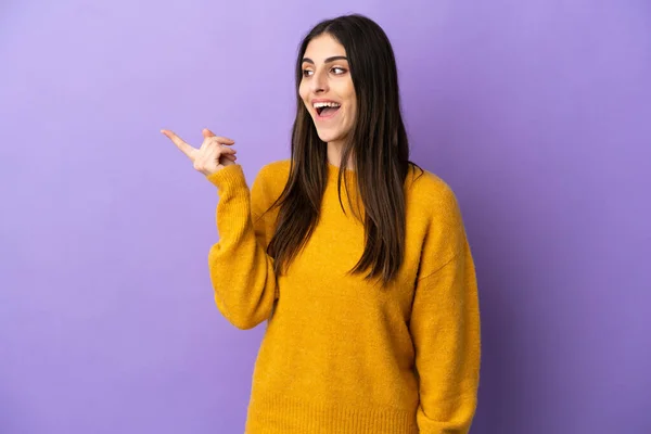 Jeune Femme Caucasienne Isolée Sur Fond Violet Dans Intention Réaliser — Photo