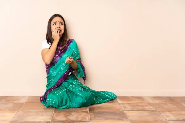 Νεαρή Ινδή Που Κάθεται Στο Πάτωμα Είναι Λίγο Νευρική — Φωτογραφία Αρχείου