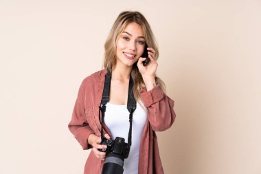 İzole edilmiş bir geçmişi olan genç bir fotoğrafçı kız cep telefonuyla sohbet ediyor.