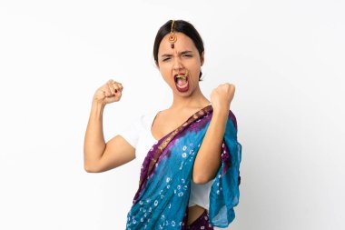 Beyaz arka planda izole genç Hintli kadın güçlü bir jest yapıyor.