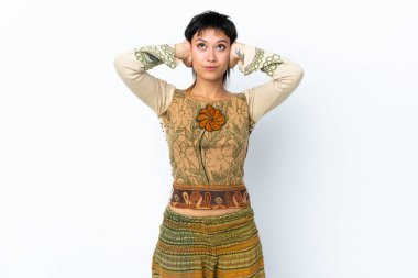 Genç Uruguaylı kız izole edilmiş beyaz arka planda hayal kırıklığına uğramış ve kulaklarını kapatmış