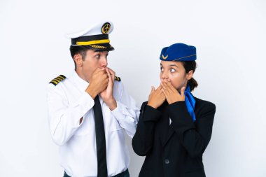 Uçak pilotu ve karışık yarış hostesi beyaz arka planda ağzı uygunsuz bir şey söylediği için ellerle kapatıyorlar.