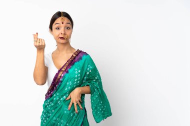 Beyaz arka planda izole edilmiş genç Hintli kadın İtalyan jestleri yapıyor.