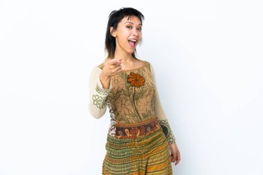 Genç Uruguaylı kız izole edilmiş beyaz arka plan şaşırmış ve ön tarafı işaret ediyor.