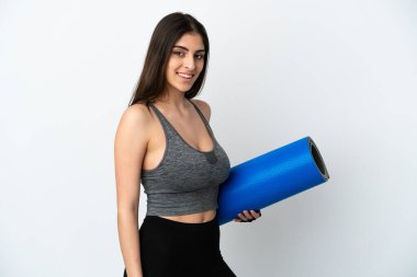 Beyaz arka planda, paspaslı ve gülümseyen beyaz bir kadın.