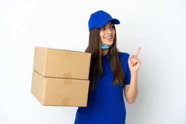 Beyaz arka planda izole edilmiş beyaz kadın teslimat harika bir fikre işaret ediyor.