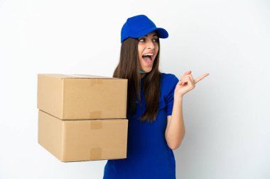 Beyaz arka planda izole edilmiş beyaz kadın, bir parmağını kaldırarak çözümü anlamaya çalışıyor.