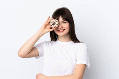 Genç Ukraynalı bir kadın beyaz arka planda izole edilmiş elinde donut ve mutlu