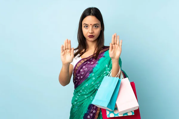 Młoda Hinduska Kobieta Torbami Zakupy Stop Gest Rozczarowany — Zdjęcie stockowe