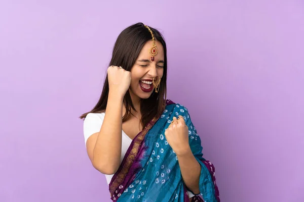 Mujer India Joven Aislada Sobre Fondo Púrpura Celebrando Una Victoria —  Fotos de Stock