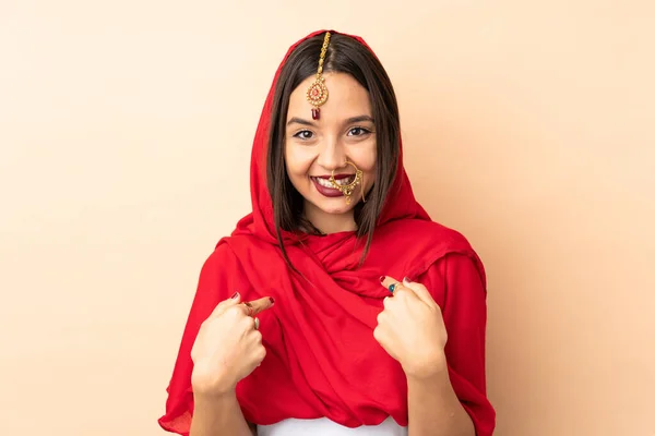 Молода Індійська Жінка Ізольована Бежевому Тлі Несподіваним Виразом Обличчя — стокове фото