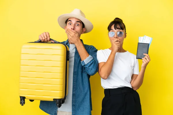 Młodzi Podróżnicy Trzymający Walizkę Paszport Odizolowany Żółtym Tle Przykrywający Usta — Zdjęcie stockowe