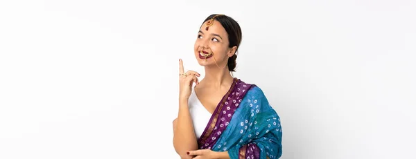 Mladá Indická Žena Izolované Bílém Pozadí Ukazuje Skvělý Nápad — Stock fotografie