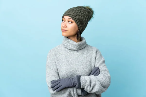 Young Uruguayan Girl Winter Hat Isolated Blue Background Looking Side — Stock Photo, Image