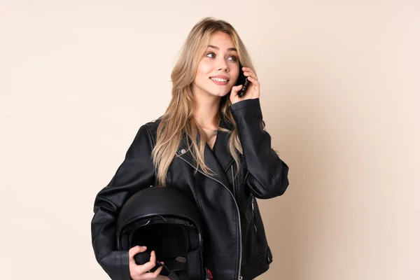 Ruská Dívka Motocyklovou Přilbou Izolované Béžové Pozadí Vedení Konverzace Mobilním — Stock fotografie