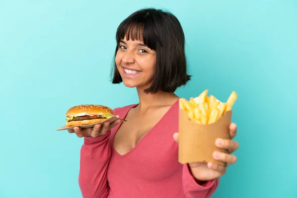 Giovane Donna Bruna Con Hamburger Patatine Fritte Sfondo Blu Isolato — Foto Stock