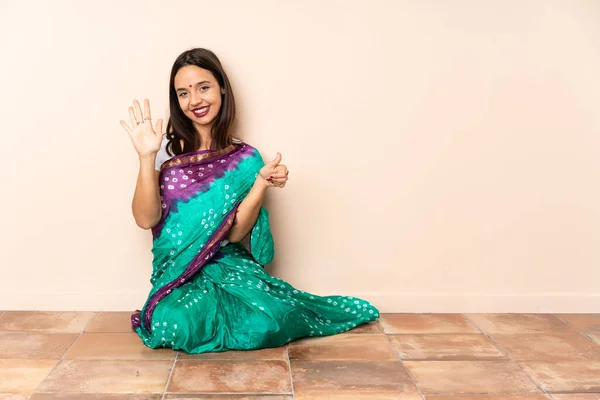 Jonge Indiaanse Vrouw Zitten Vloer Tellen Zes Met Vingers — Stockfoto