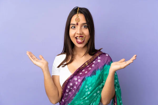 Νεαρή Ινδή Γυναίκα Απομονωμένη Μωβ Φόντο Σοκαρισμένη Έκφραση Προσώπου — Φωτογραφία Αρχείου