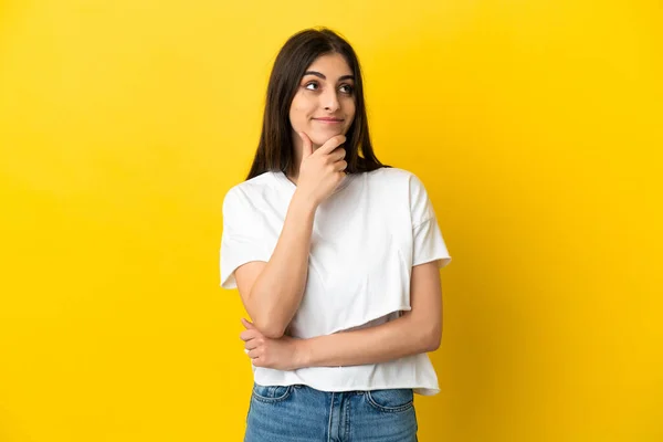 Young Caucasian Woman Isolated Yellow Background Thinking Idea While Looking — Stock Photo, Image