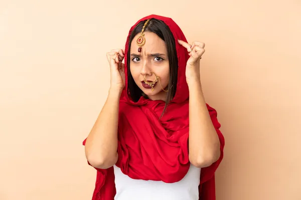 若いインド人女性はベージュの背景に疑問や考えを持って隔離 — ストック写真