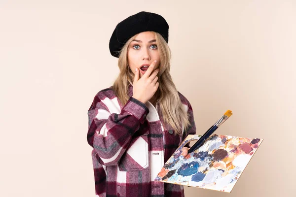 Tonåring Artist Flicka Håller Palett Isolerad Blå Bakgrund Förvånad Och — Stockfoto