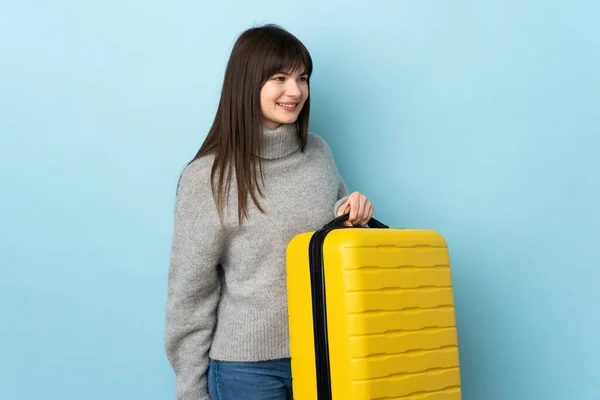 Νεαρή Ουκρανή Γυναίκα Απομονωμένη Μπλε Φόντο Διακοπές Ταξιδιωτική Βαλίτσα — Φωτογραφία Αρχείου