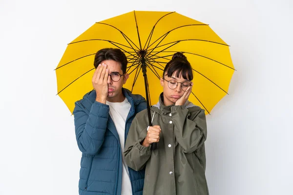 Junges Gemischtes Paar Mit Regenschirm Auf Weißem Hintergrund Und Schockiertem — Stockfoto
