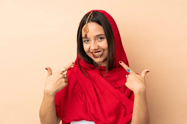 Mujer India Joven Aislada Sobre Fondo Beige Dando Gesto Hacia —  Fotos de Stock