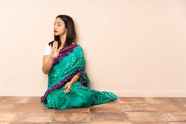 Young Indian Woman Sitting Floor Making Stop Gesture Disappointed — Stock Photo, Image