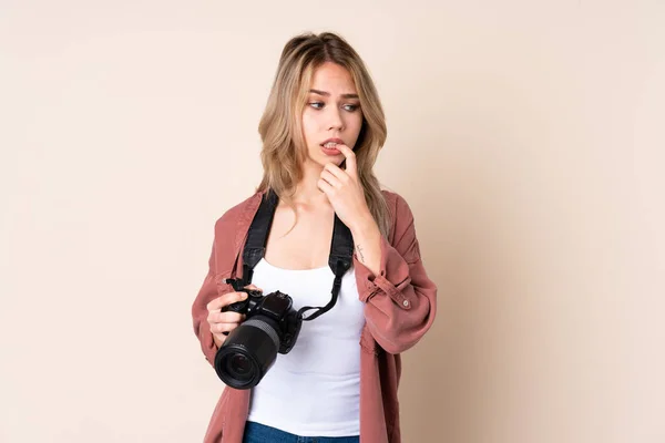 Jeune Fille Photographe Sur Fond Isolé Nerveux Effrayé — Photo