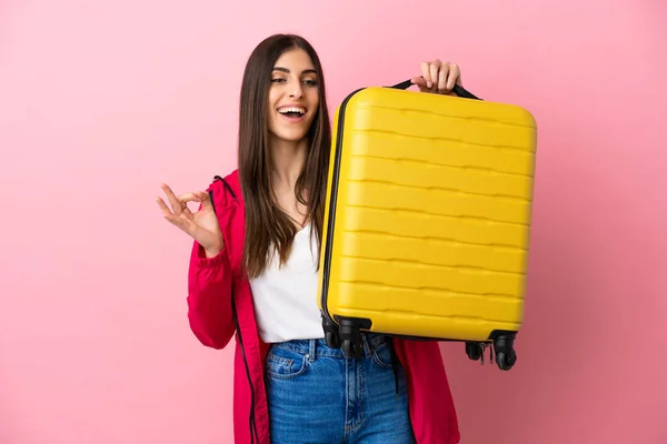 Junge Kaukasische Frau Isoliert Auf Rosa Hintergrund Urlaub Mit Reisekoffer — Stockfoto