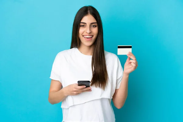 Genç Beyaz Kadın Mavi Arka Planda Izole Edilmiş Cep Telefonuyla — Stok fotoğraf