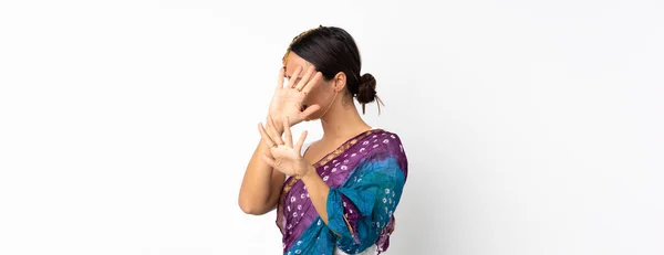 Beyaz Arka Planda Izole Edilmiş Genç Hintli Kadın Ellerini Öne — Stok fotoğraf