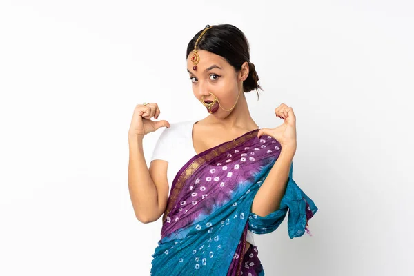 Молода Індійська Жінка Ізольована Білому Тлі Горда Самозадоволена — стокове фото