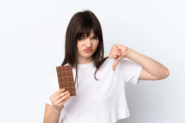 Mladá Ukrajinská Žena Izolované Bílém Pozadí Čokoládovou Tabletu Dělat Špatný — Stock fotografie