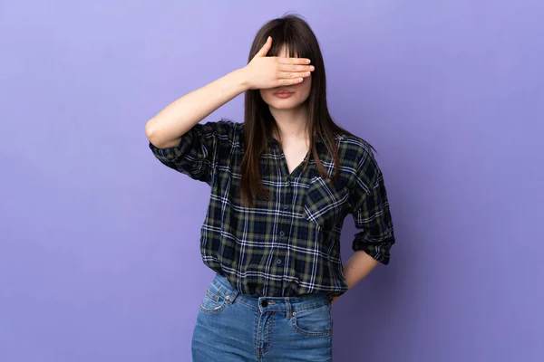 Mujer Ucraniana Joven Aislada Sobre Fondo Púrpura Cubriendo Los Ojos —  Fotos de Stock