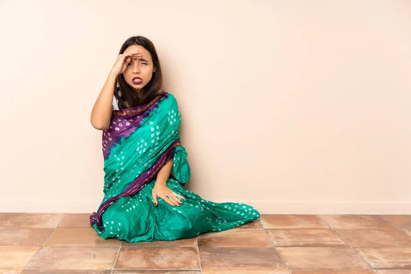 Young Indian Woman Sitting Floor Looking Far Away Hand Look — Stock Photo, Image