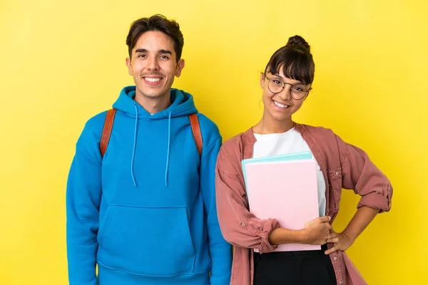 Junges Studentenpaar Posiert Isoliert Auf Gelbem Hintergrund Mit Armen Der — Stockfoto