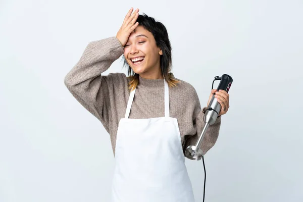 大厨乌拉圭人女孩用手搅拌机在孤立的白色背景下大笑 — 图库照片