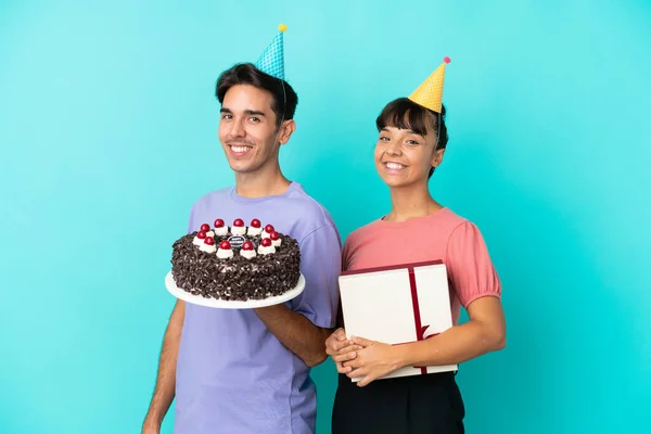 Giovane Coppia Razza Mista Possesso Torta Compleanno Presente Isolato Sfondo — Foto Stock