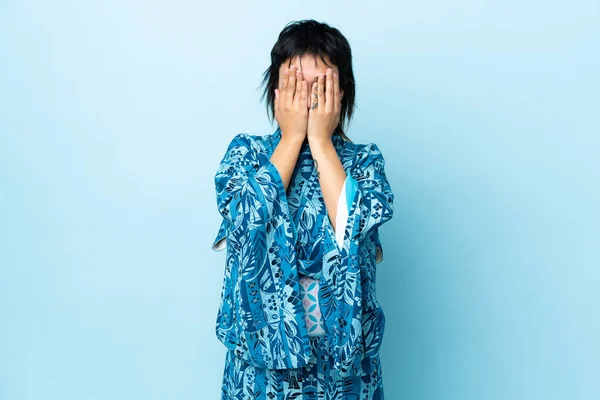 Zole Edilmiş Mavi Arka Planda Kimono Giyen Genç Bir Kadın — Stok fotoğraf
