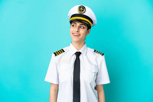 Pilot Samolot Biały Kobieta Odizolowany Niebieski Tło Myślenie Pomysł Podczas — Zdjęcie stockowe