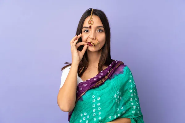 Молода Індійка Ізольована Пурпуровому Фоні Показує Знак Мовчання — стокове фото